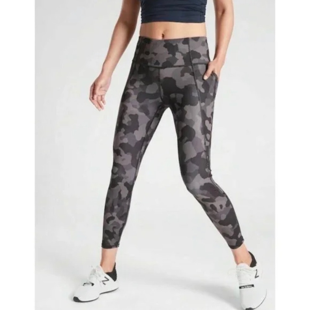 Athleta Lightning Camo 7/8 tight leggings women’s size small